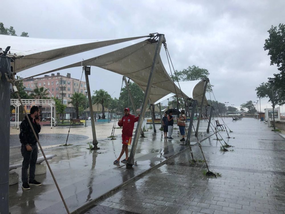 Dereler taştı, yollar göle döndü