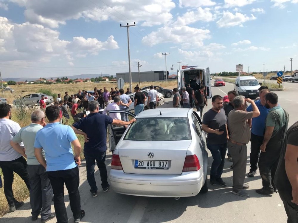 Kavşak kazasında 3 kişi yaralandı