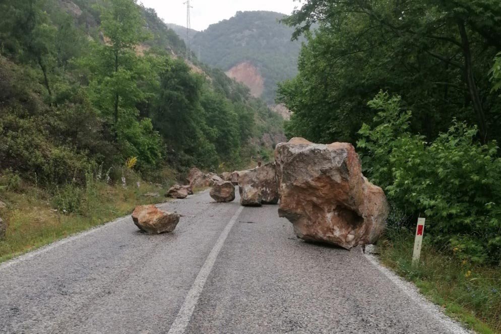 Kütahya'da kaya düşen yol trafiğe kapandı