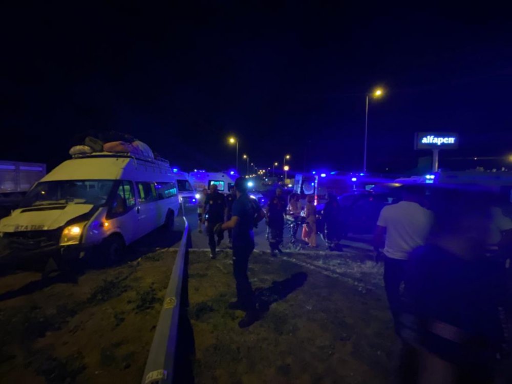 Minibüs ile otomobil çarpıştı: 16 yaralı