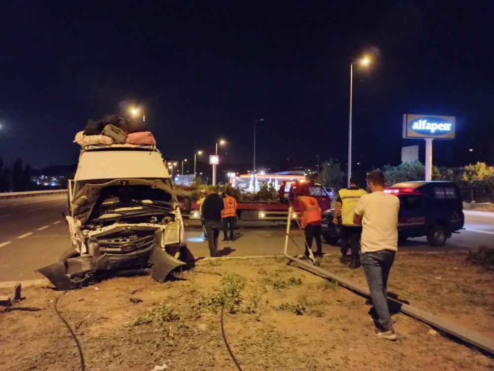 Minibüs ile otomobil çarpıştı: 16 yaralı