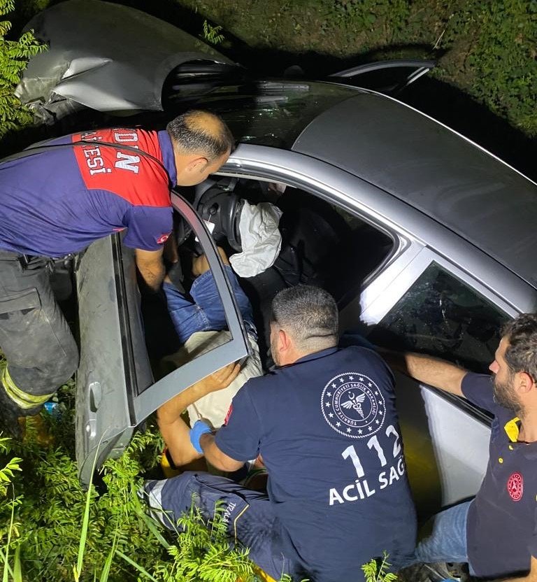 Otomobille çarpışan traktör ikiye bölündü: 6 yaralı