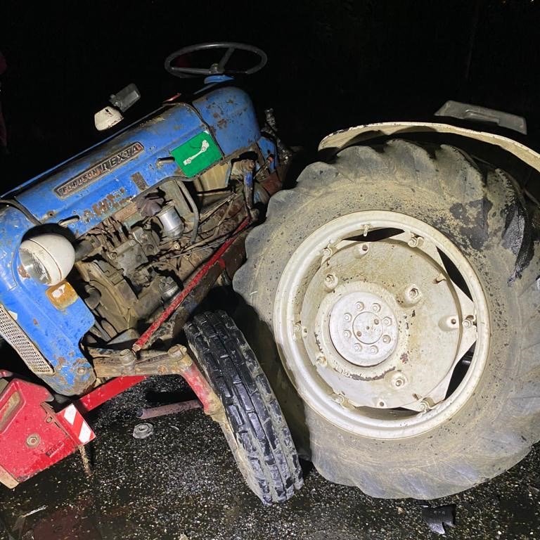 Otomobille çarpışan traktör ikiye bölündü: 6 yaralı