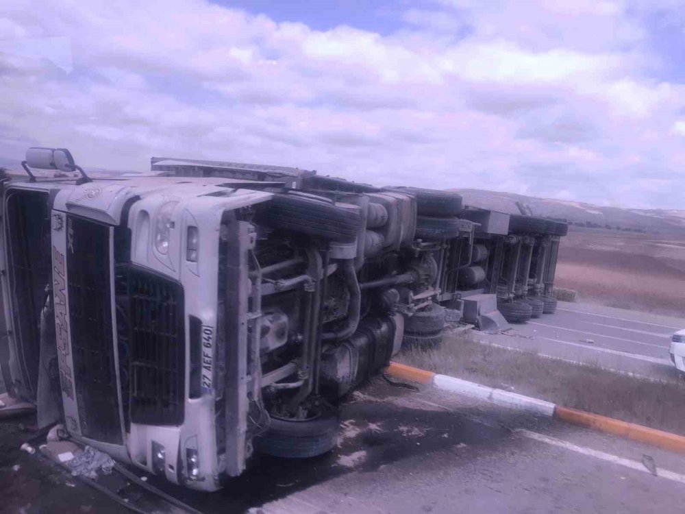 Saman yüklü tır devrildi