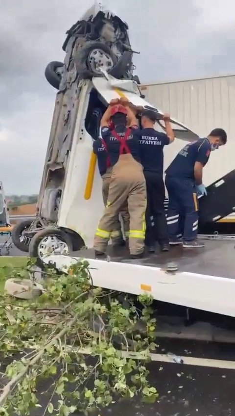 Savrulan kamyonet refüjde dik durdu