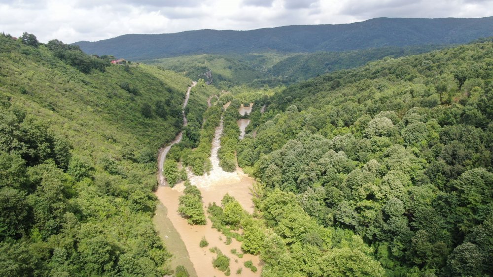 Taşan dereyle su basan alanlar havadan görüntülendi