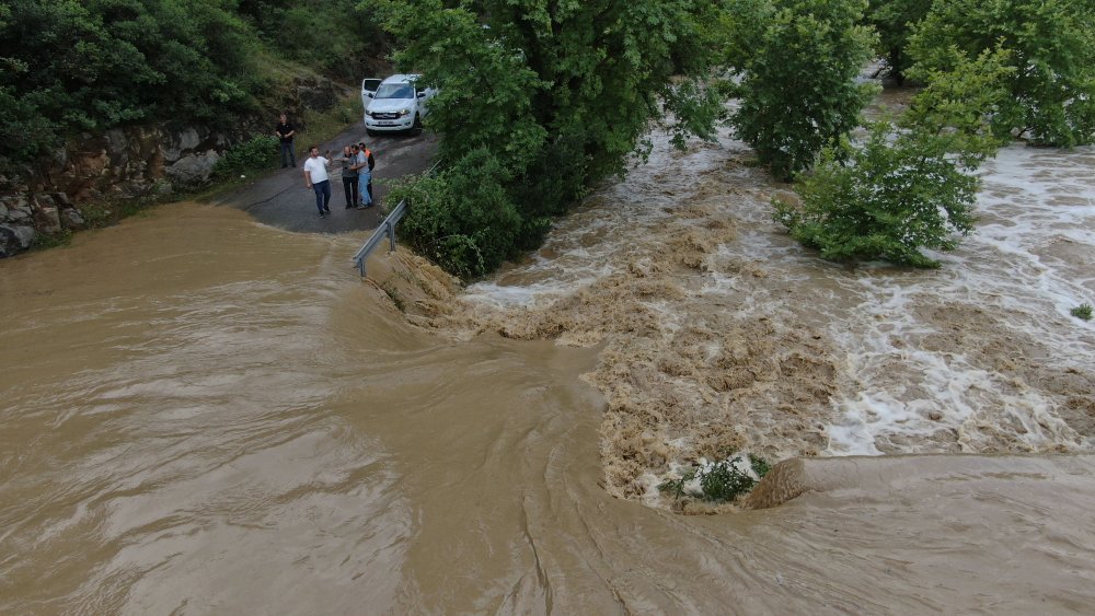 Taşan dereyle su basan alanlar havadan görüntülendi