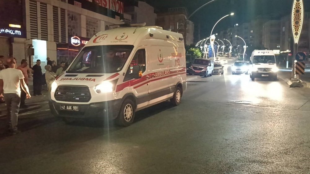 Yolun karşısına geçmek isteyen kadına otomobil çarptı