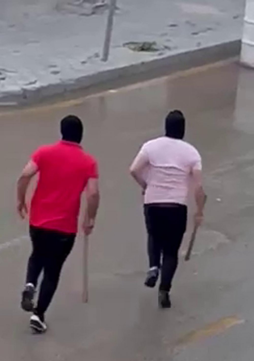 3 kişiyi sopalarla döven maskeli şüphelilerden 4'ü tutuklandı