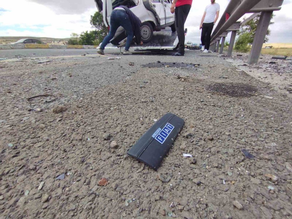 Ankara-Konya yolundaki kazada otomobil kağıt gibi ezildi