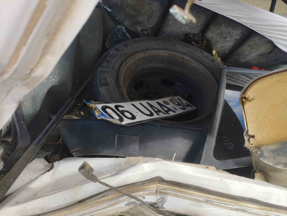 Ankara-Konya yolundaki kazada otomobil kağıt gibi ezildi