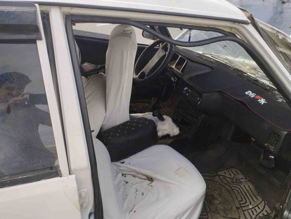 Ankara-Konya yolundaki kazada otomobil kağıt gibi ezildi