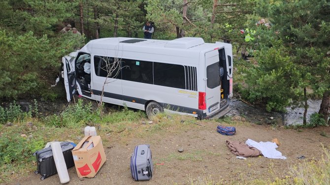 Düğün yolunda kaza! Minibüsteki 4 kişi öldü, 10 kişi yaralandı