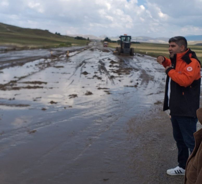 Ağrı'da sel nedeniyle kapanan yol trafiğe açıldı