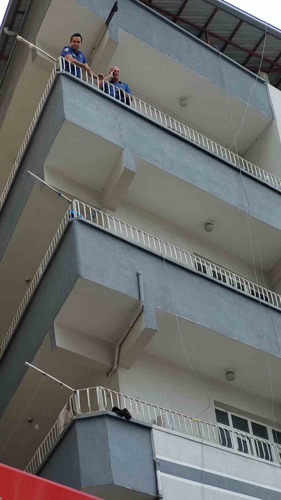 Arkadaşları darp etti, 4. katın balkonundan 3. katın balkonuna atlayarak kurtuldu