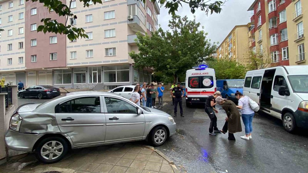 İşçi servisi otomobille çarpıştı