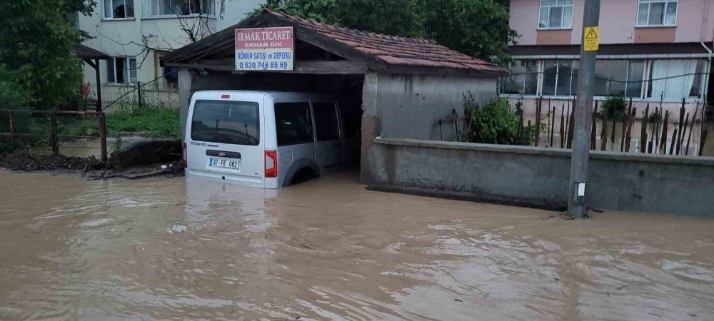 Kastamonu’da sel: 3 mahallede evleri su bastı, Cide-Bartın karayolu kapandı
