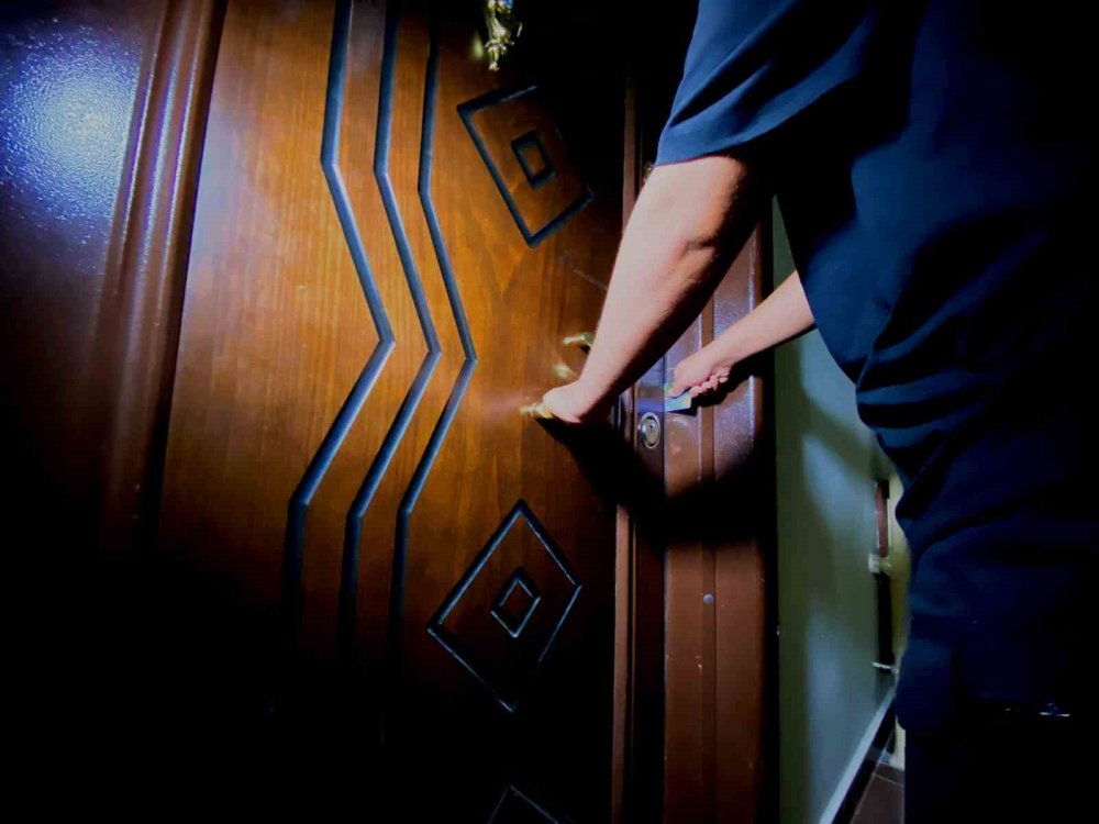 Konya'da "kiralık daire sorma', "kargonuz geldi" bahanesiyle ev soyan 6 kadın hırsız yakalandı