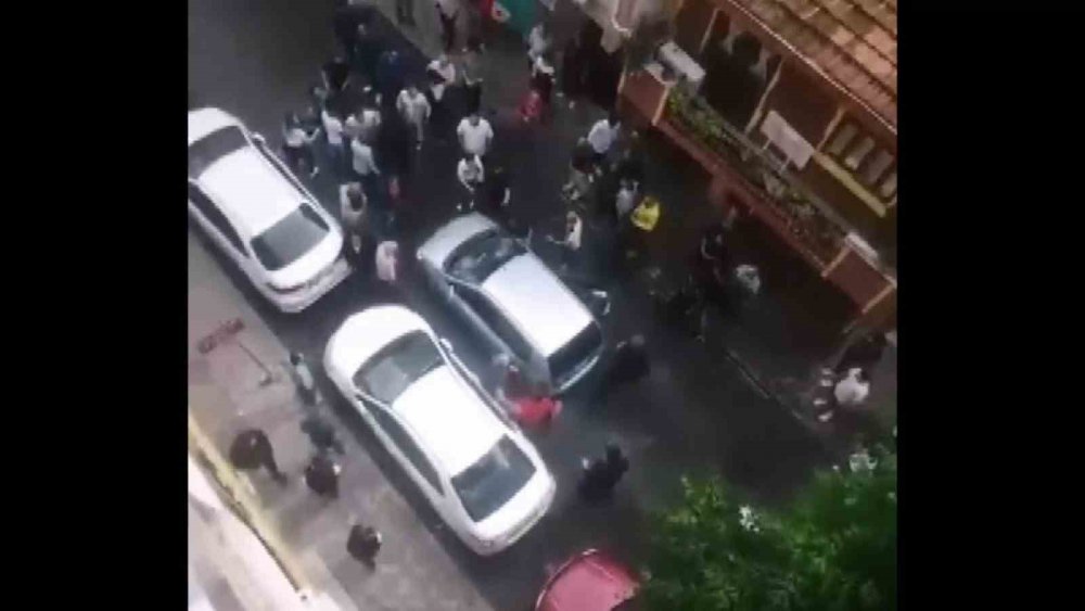 Otomobil yayaya çarptı, ortalık karıştı, sopayla camlarını kırdı