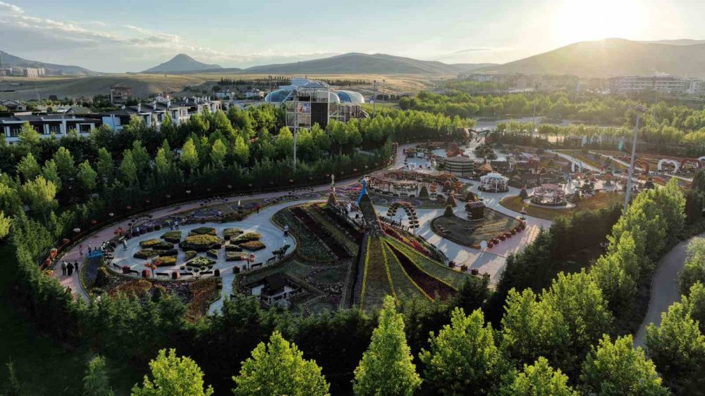 Türkiye'nin en renkli bahçelerinden biri Konya'da