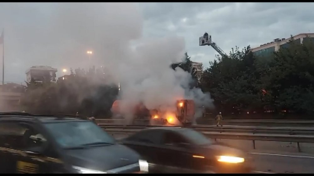 TEM Otoyolu'nda çöp tankeri alev alev yandı