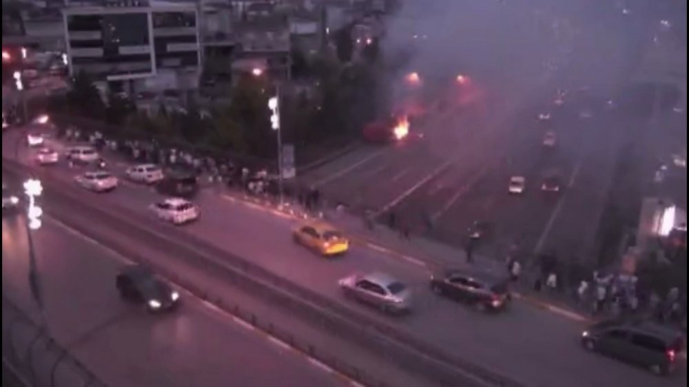 TEM Otoyolu'nda çöp tankeri alev alev yandı