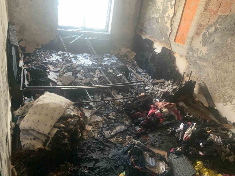 Alevlere teslim olan daire kullanılamaz hale geldi