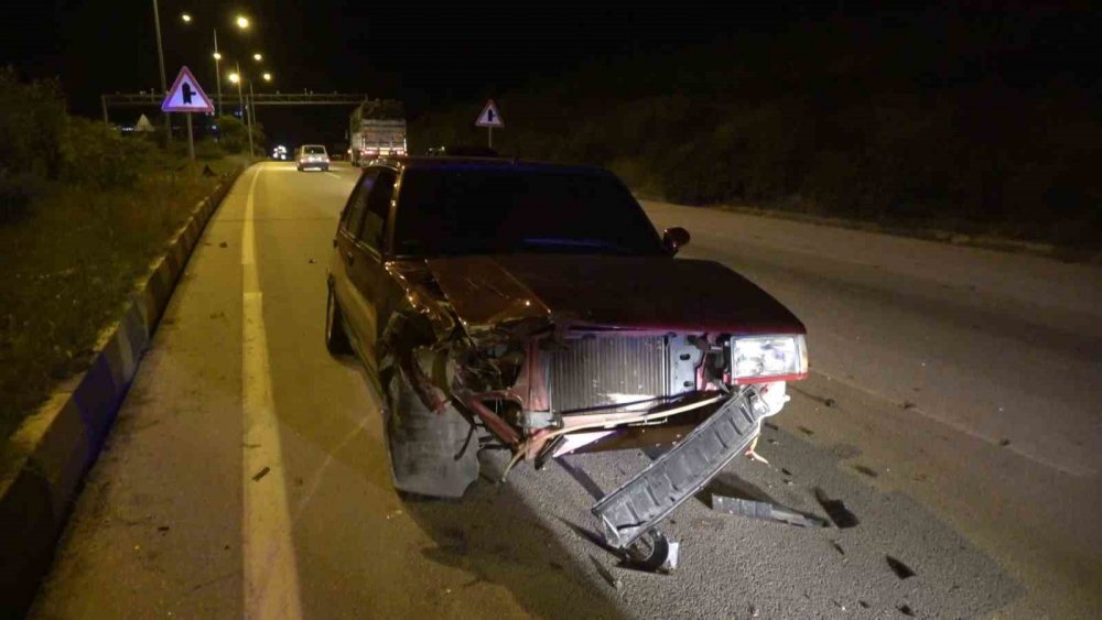 Alkollü sürücü tıra çarptı, araçtakiler yara almadan kurtuldu