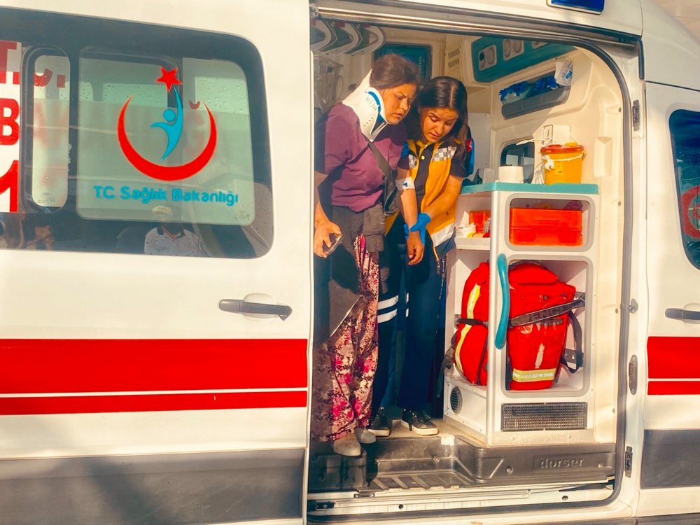 Midibüs ile hafif ticari araç çarpıştı: 1 ölü, 36 yaralı