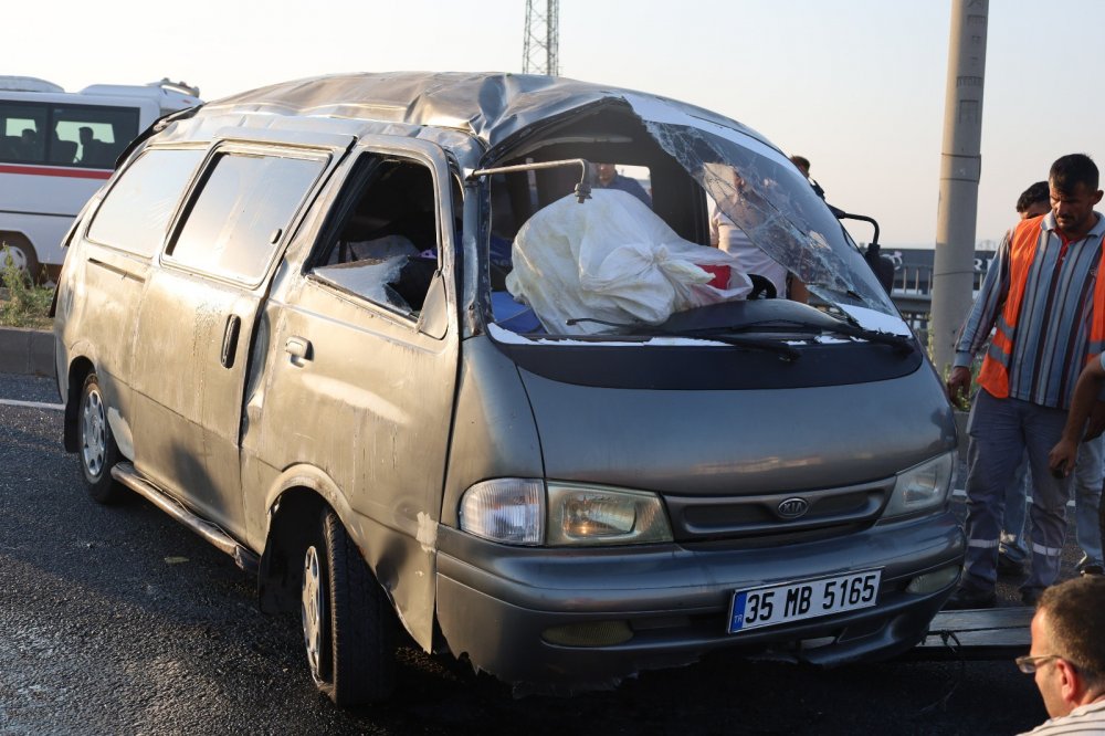 Bankete çarpan minibüs devrildi: 7 yaralı