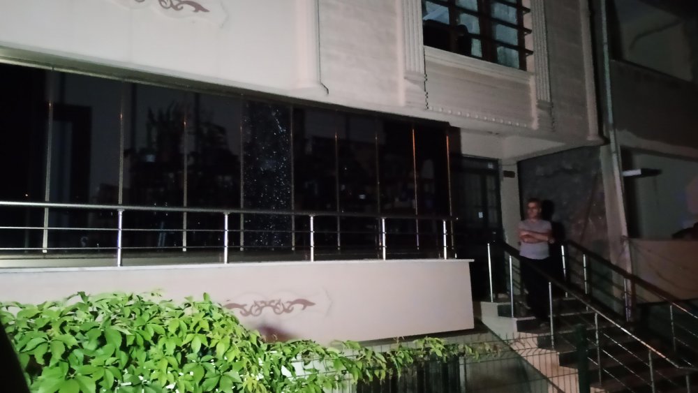 Husumetlisinin evini kurşunladı