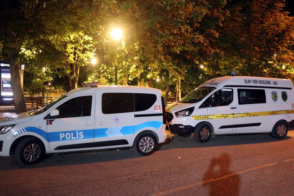 Kimlik kontrolü yapan bekçileri bıçaklayan saldırgan vurularak öldürüldü