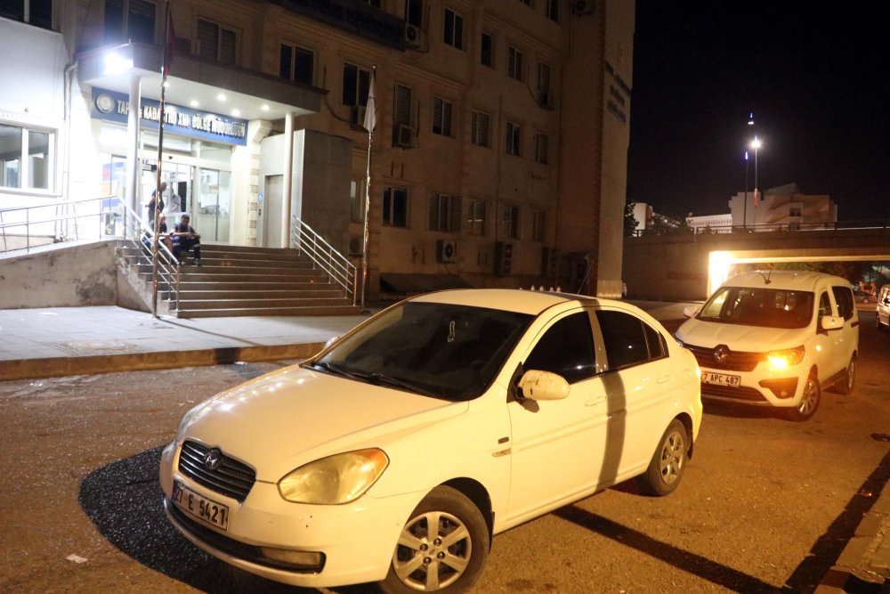 Kimlik kontrolü yapan bekçileri bıçaklayan saldırgan vurularak öldürüldü