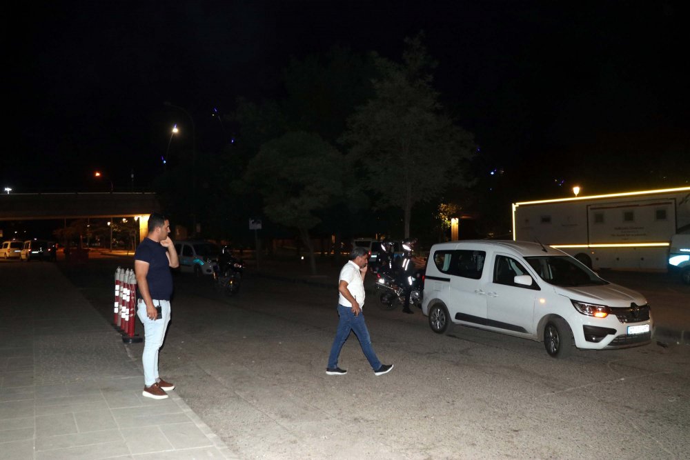 Kimlik kontrolü yapan bekçileri bıçaklayan saldırgan vurularak öldürüldü