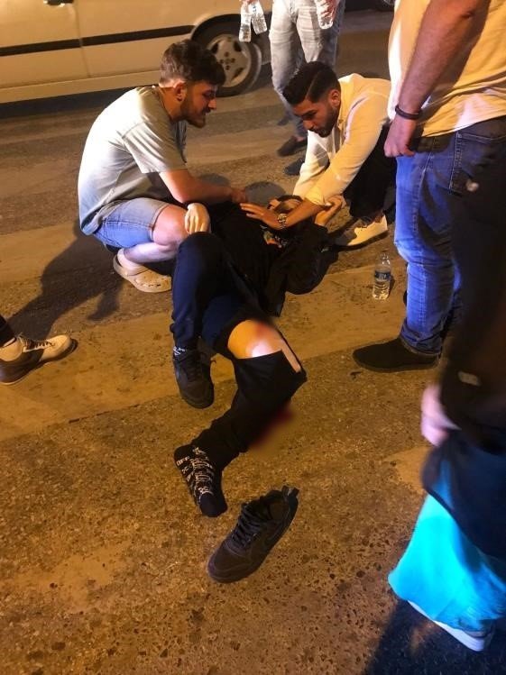 Otomobiliyle drift atarken motosikletli gence çarpıp olay yerinden kaçtı