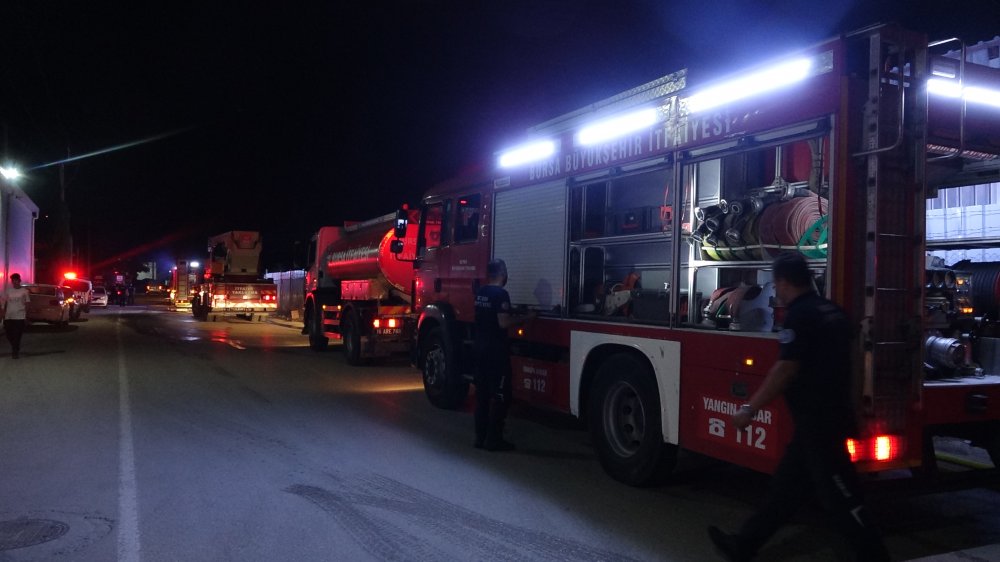 Plastik boru fabrikasının deposunda yangın