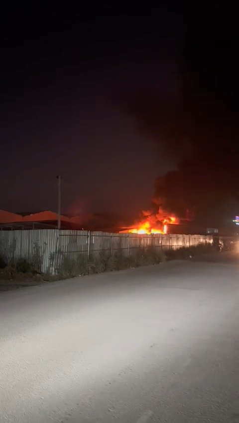 Plastik boru fabrikasının deposunda yangın