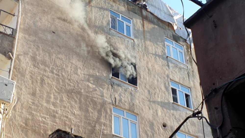 5 katlı apartmanın 4'üncü katında yangın