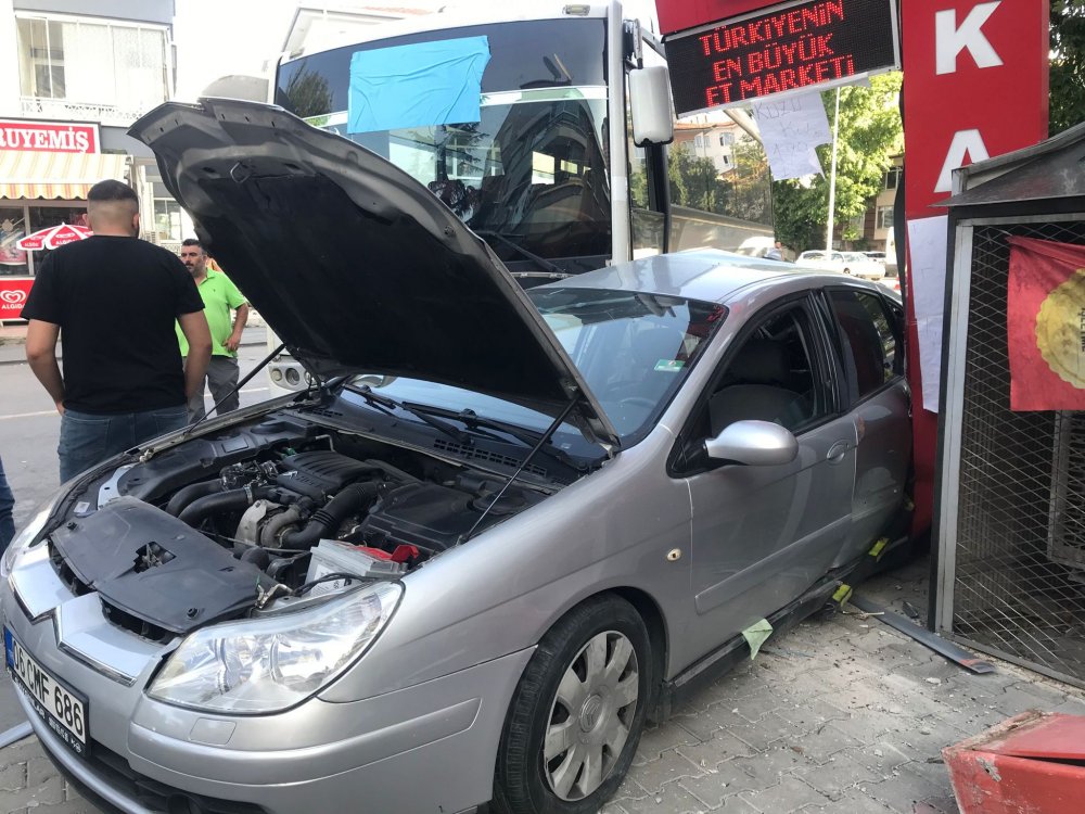 Freni boşalan midibüs, 2 otomobile çarparak durabildi: 2 yaralı