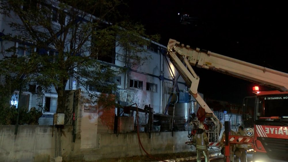 Kimyasal madde üreten fabrikada yangın