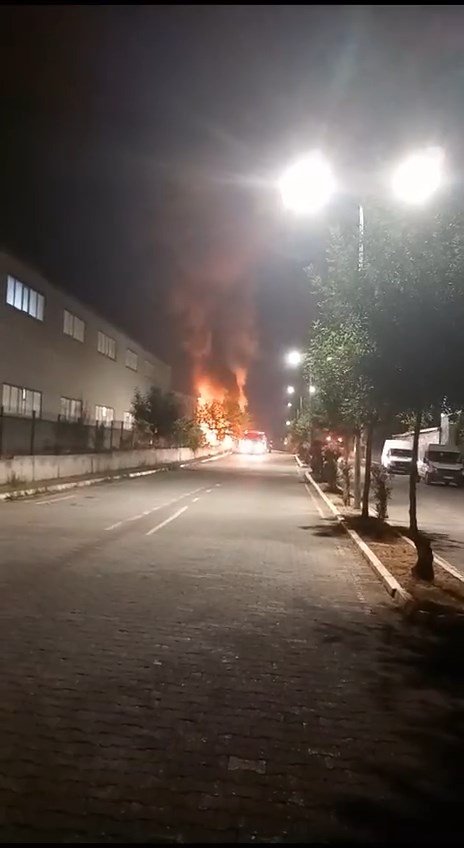 Kimyasal madde üreten fabrikada yangın