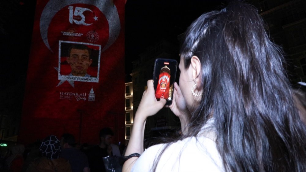 15 Temmuz şehitlerinin fotoğrafları Galata Kulesi'ne yansıtıldı
