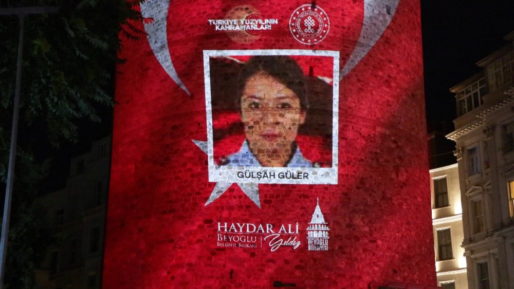 15 Temmuz şehitlerinin fotoğrafları Galata Kulesi'ne yansıtıldı