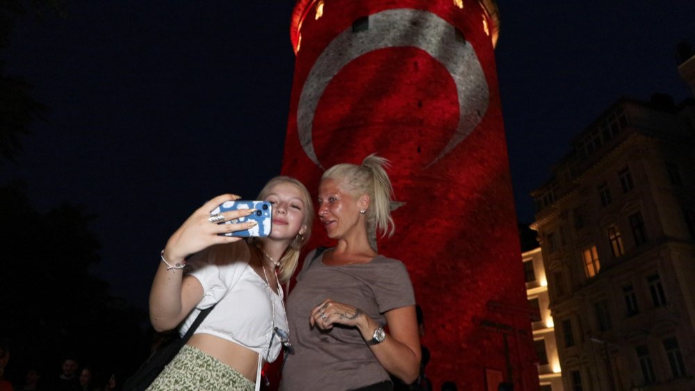 15 Temmuz şehitlerinin fotoğrafları Galata Kulesi'ne yansıtıldı