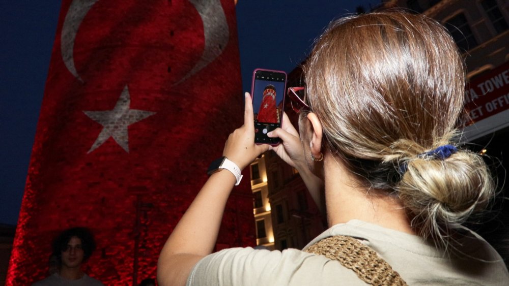 15 Temmuz şehitlerinin fotoğrafları Galata Kulesi'ne yansıtıldı