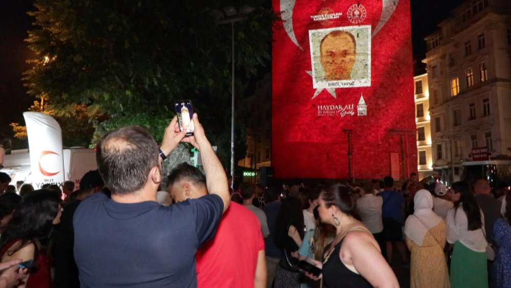 15 Temmuz şehitlerinin fotoğrafları Galata Kulesi'ne yansıtıldı