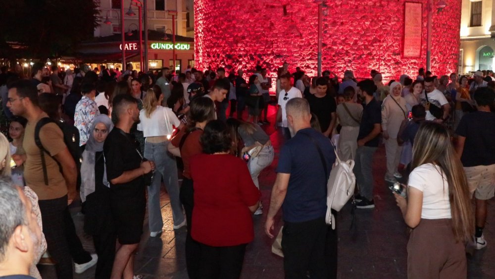 15 Temmuz şehitlerinin fotoğrafları Galata Kulesi'ne yansıtıldı