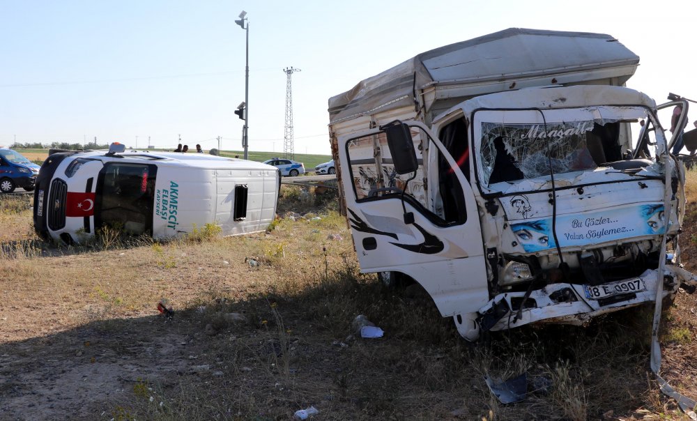 2 minibüs ile kamyonet çarpıştı: 12 yaralı