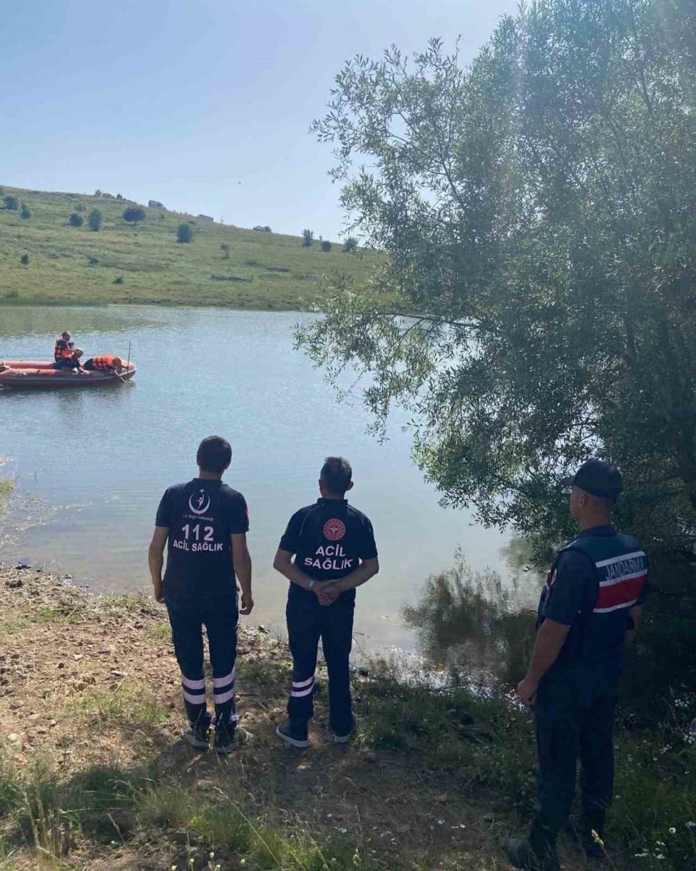 Serinlemek için girdiği gölette can verdi