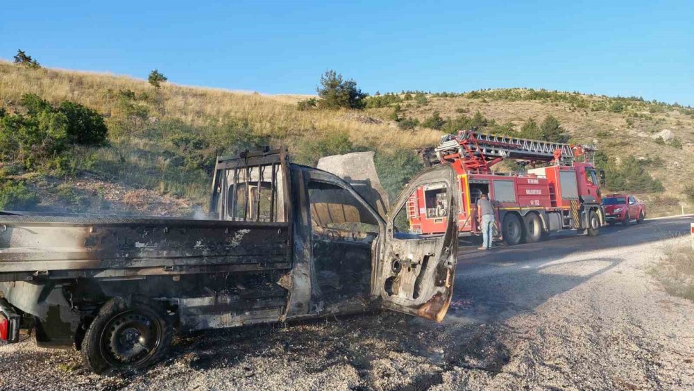 Ses sistemi alev aldı, kamyonet kullanılamaz hale geldi